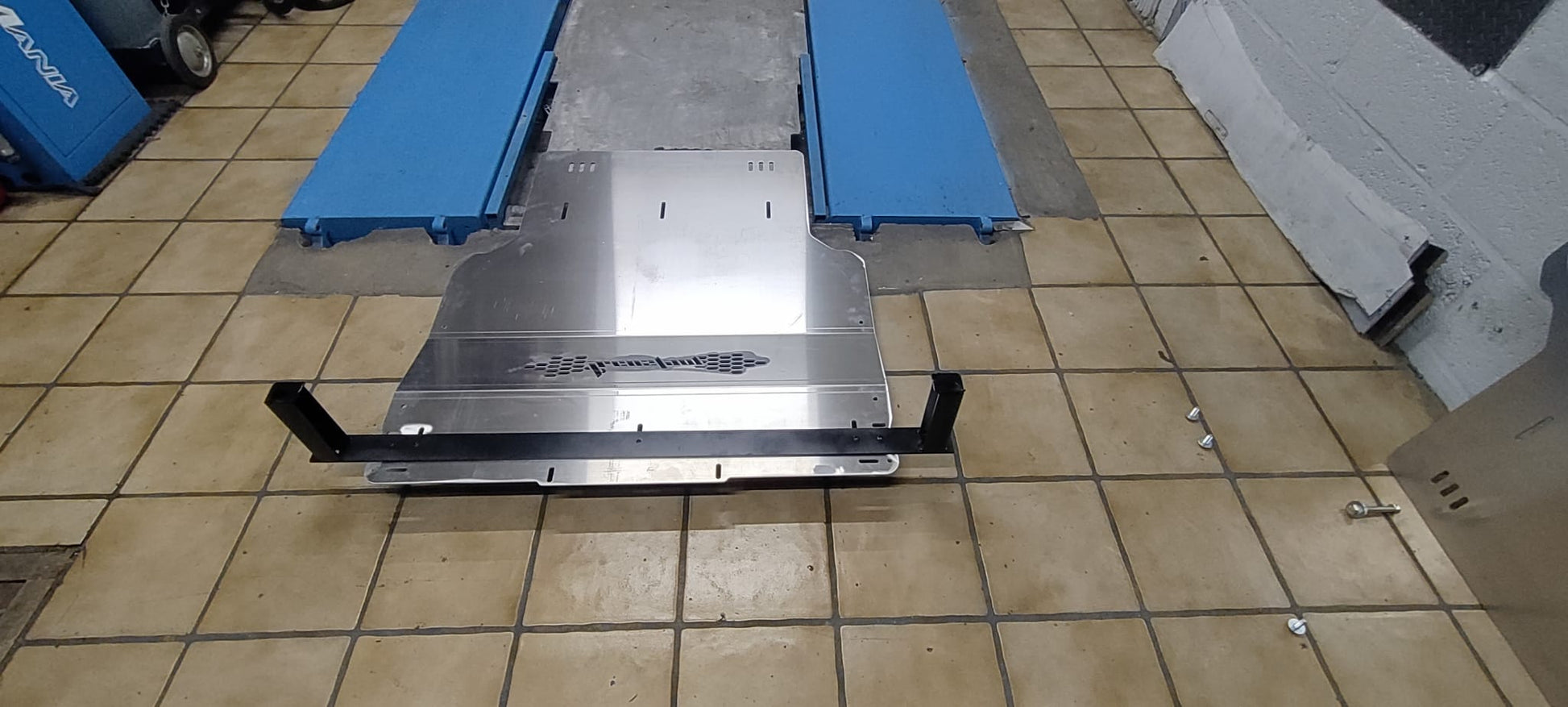 Plaque de protection chassis moteur LAND ROVER DISCOVERY III Plaque de protection chassis moteur LAND ROVER DISCOVERY III